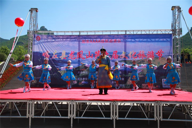 文艺演出(夏彬).jpg